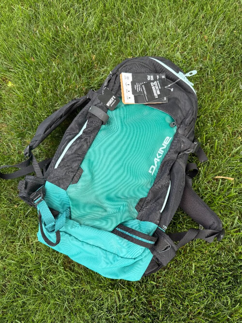 NWT  Dakine women’s poacher 30L hiking backpack